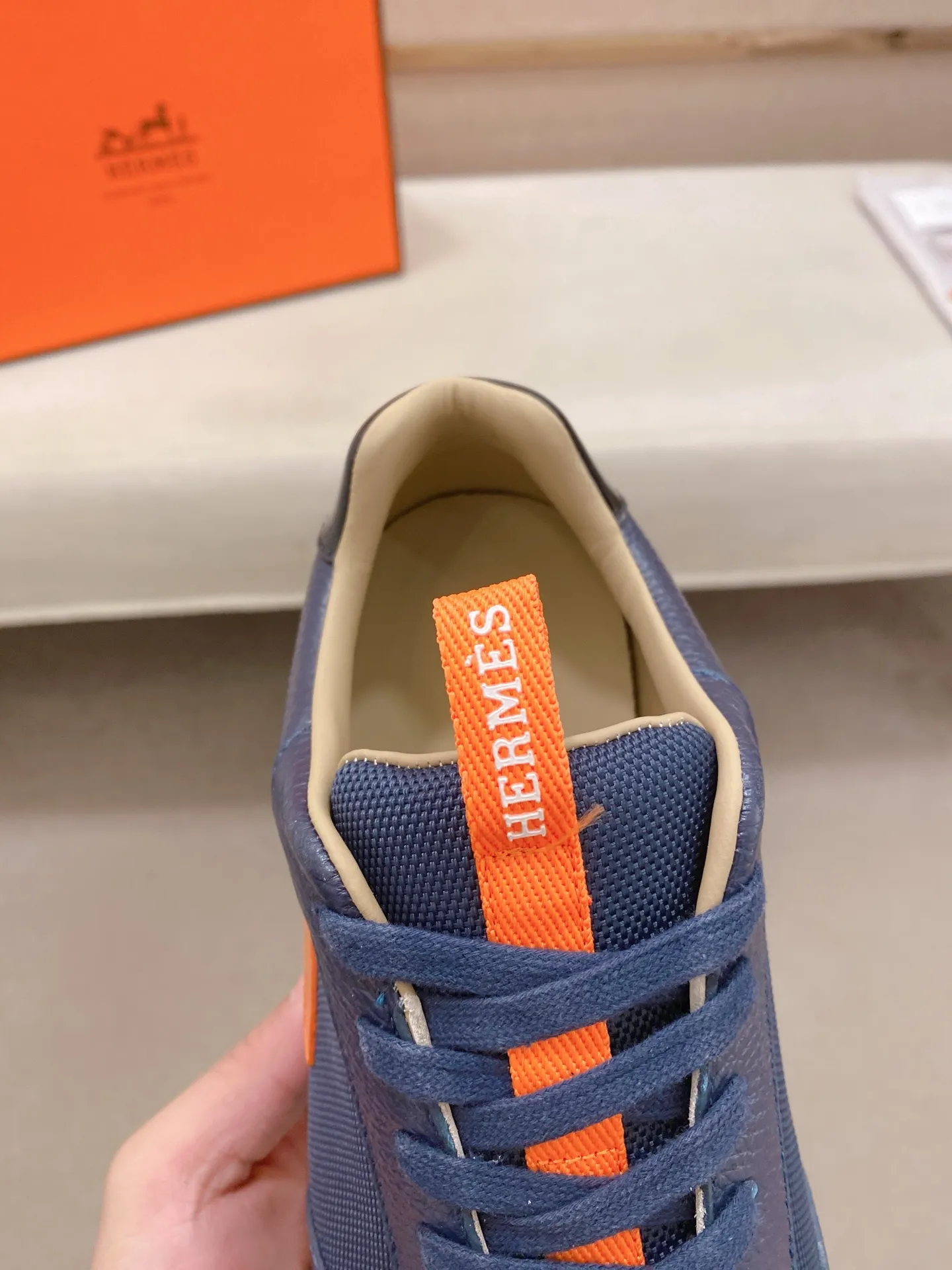 Men's shoes💰: 640💰HERMES/Hermes Leader sneakers! Tech twill, calfskin and suede goatskin sneakers featuring paneled multicolor twill, calfskin and suede. Lightweight geometric sole for a stylish urban look. Product details: White and orange rubber sole Black rubber sole with orange rubber insert Light natural leather insert White rubber toe cap Beige lambskin insole and lining Cotton strap, rubber lettering Sole height: 4cm Size: 38-39-40-41-42-43-44 (45.46 custom-made)